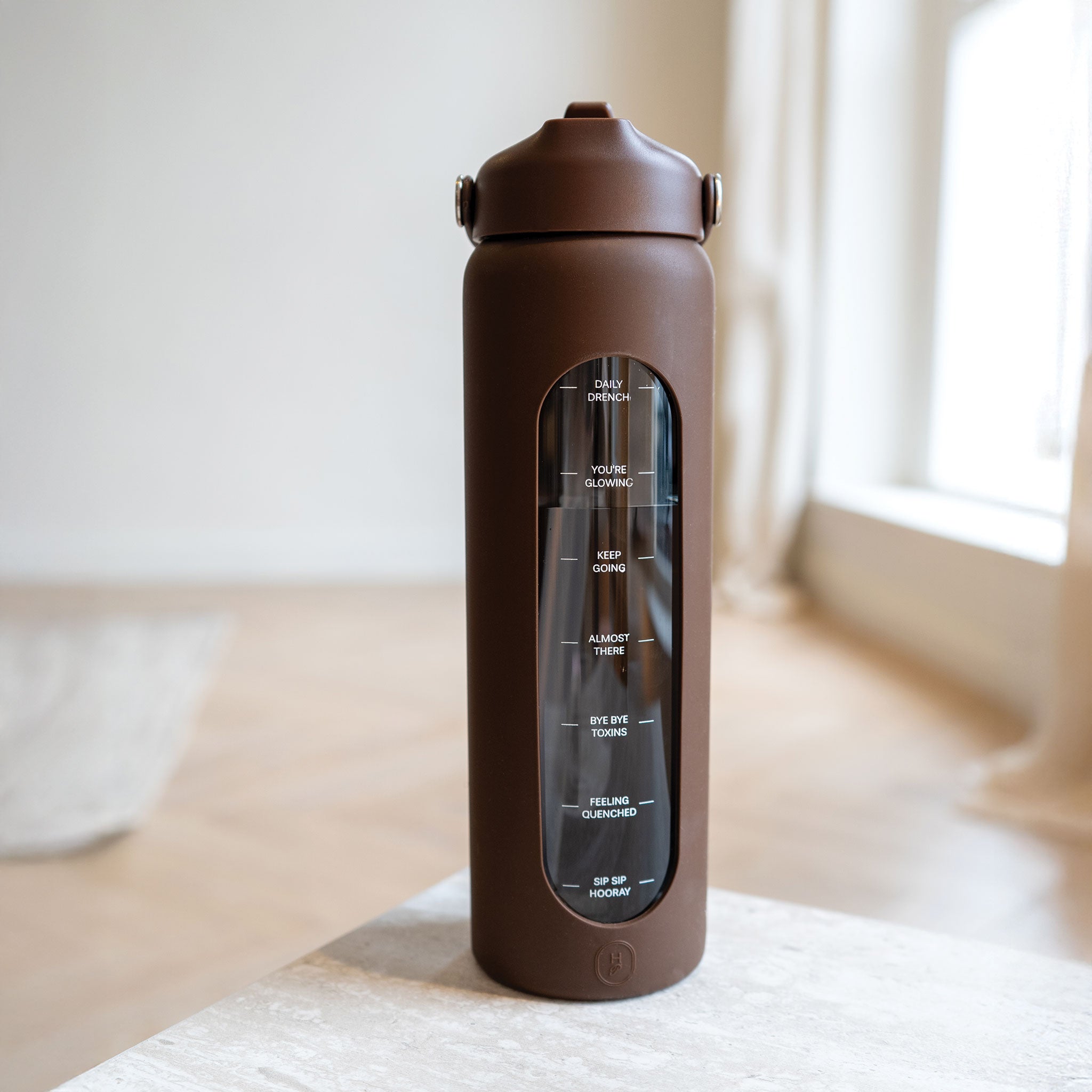 daily drench the head plan 850ml glass water bottle lifestyle espresso #color_espresso